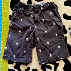 Boys charcoal grey embroidered skull & crossbones shorts SZ 10 children’s place